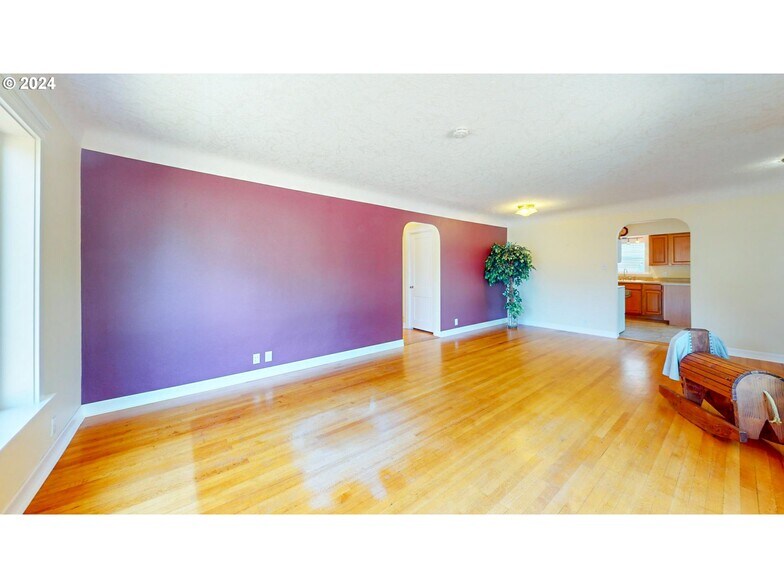 More Photos Of 905 Broadway St, Longview Specialty For Sale