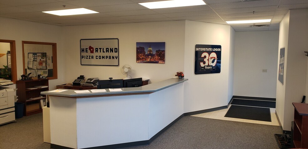 More Photos Of 4916-4920 Triangle St, McFarland Showroom For Lease