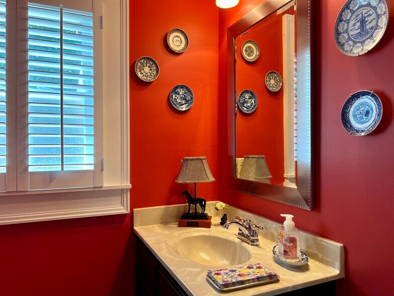 More Photos Of 210 S College St, Franklin Office For Sale