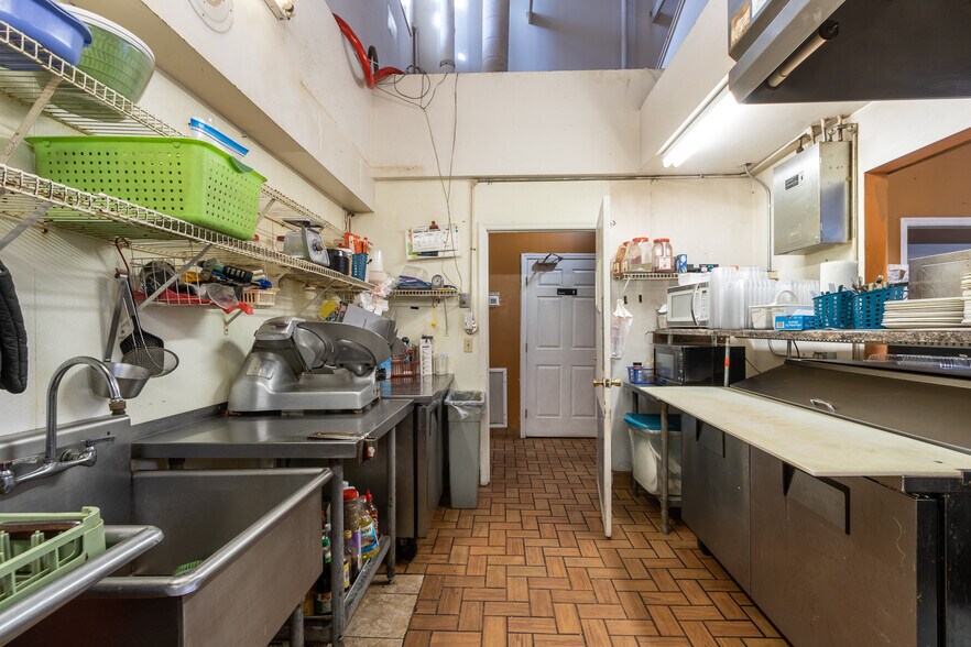 More Photos Of 2441 NW 43rd St, Gainesville Storefront For Sale