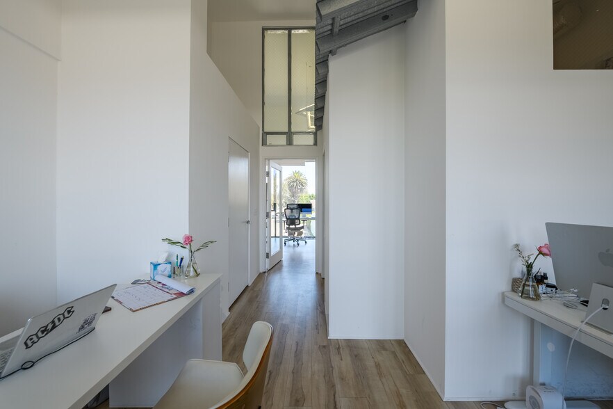 More Photos Of 1501 Main St, Venice Storefront Retail Office For Lease