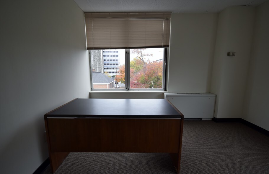 More Photos Of 701 W Broad St, Falls Church Office For Lease
