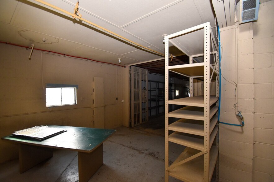 More Photos Of 443 W Walnut St, Danville Storefront For Lease