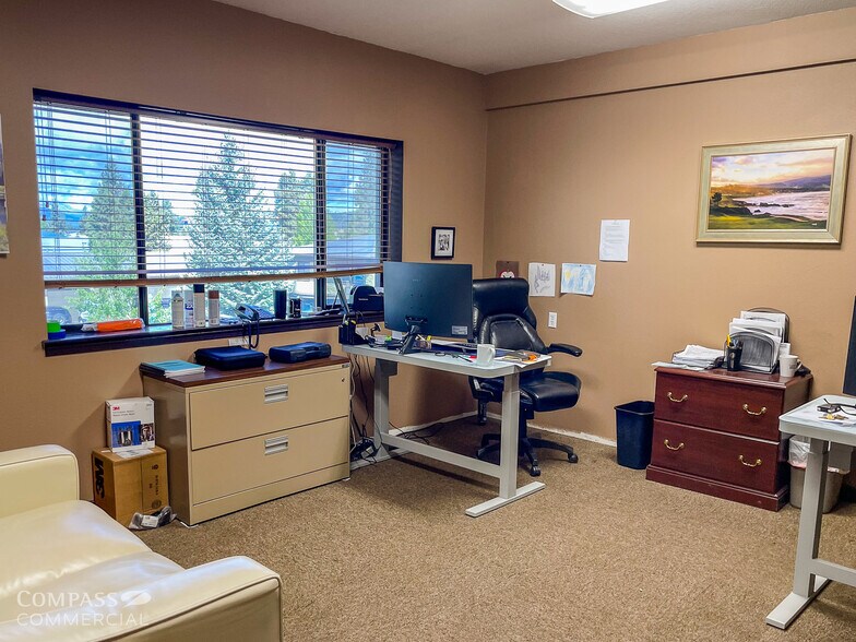 More Photos Of 90 SE Bridgeford Blvd, Bend Warehouse For Sale
