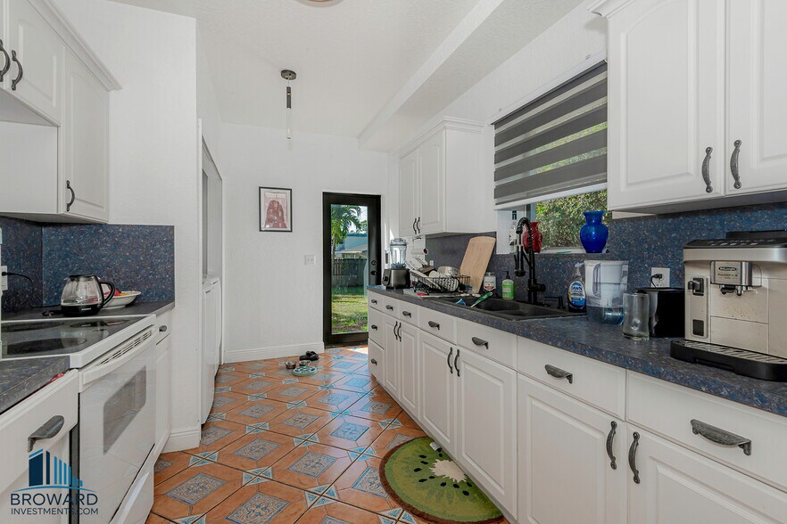 More Photos Of 330 SW 20th St, Fort Lauderdale Multifamily For Sale