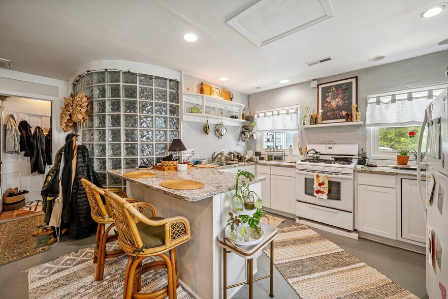 More Photos Of 315-317 Castle St, Wilmington Storefront Retail Residential For Sale