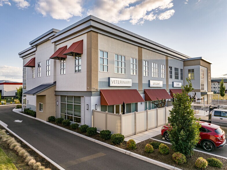 More Photos Of 4801 Biddle Rd, Central Point Office For Lease