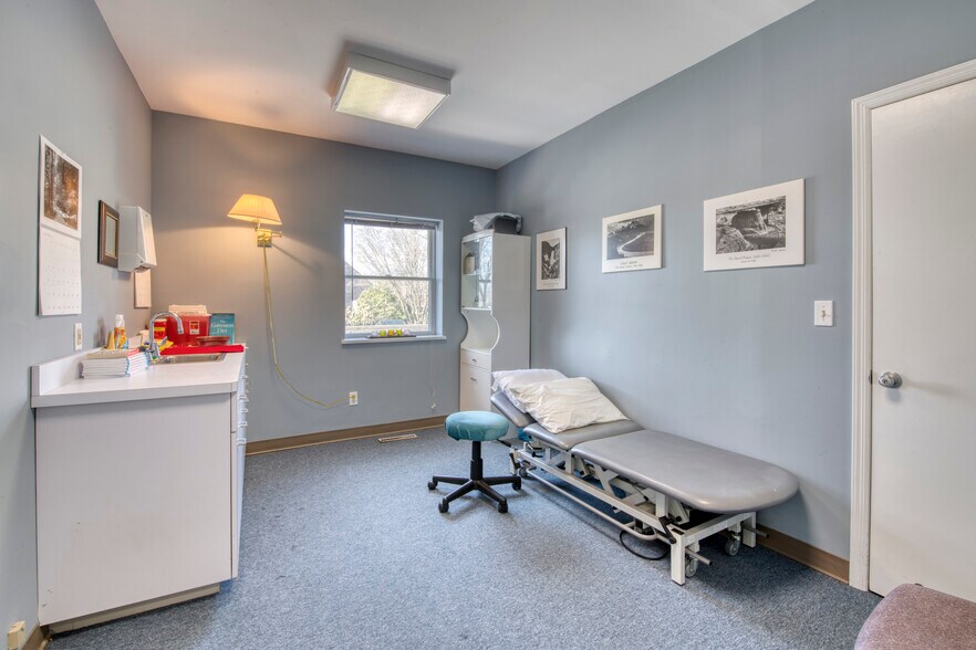 More Photos Of 349 Meeting House Ln, Southampton Healthcare For Lease