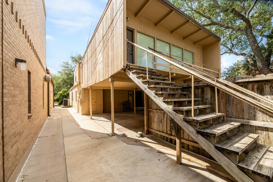 More Photos Of 208 E Houston St, Beeville Office For Sale