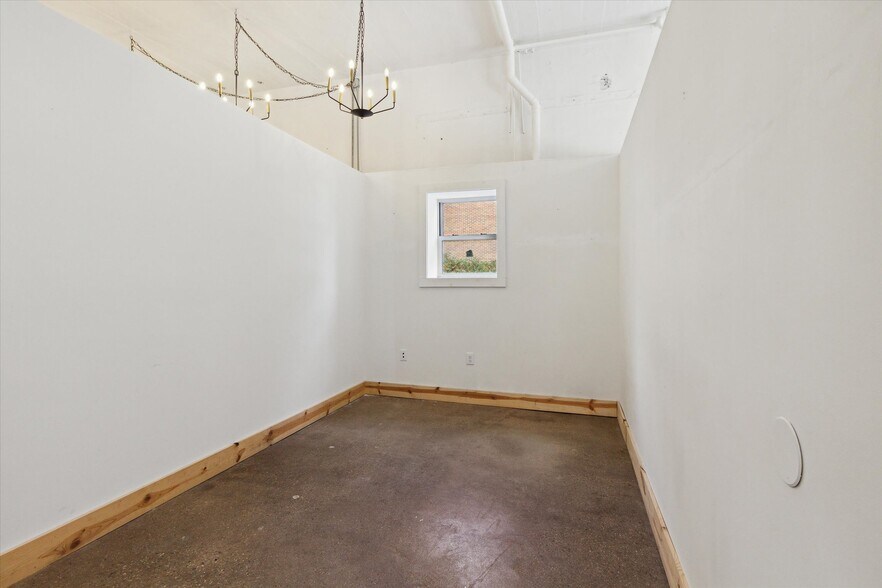 More Photos Of 225 E Superior St, Alma Office For Sale
