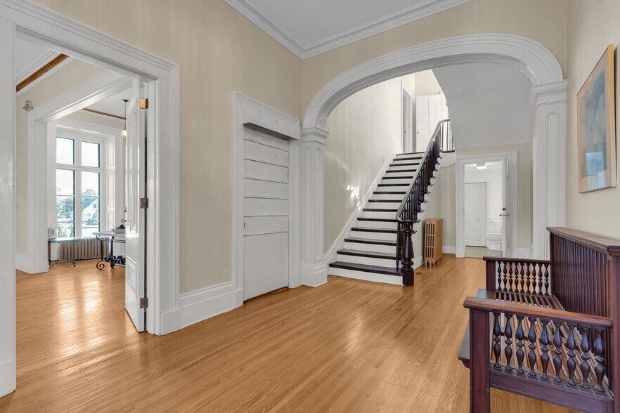 More Photos Of 389 King St E, Gananoque Office For Sale