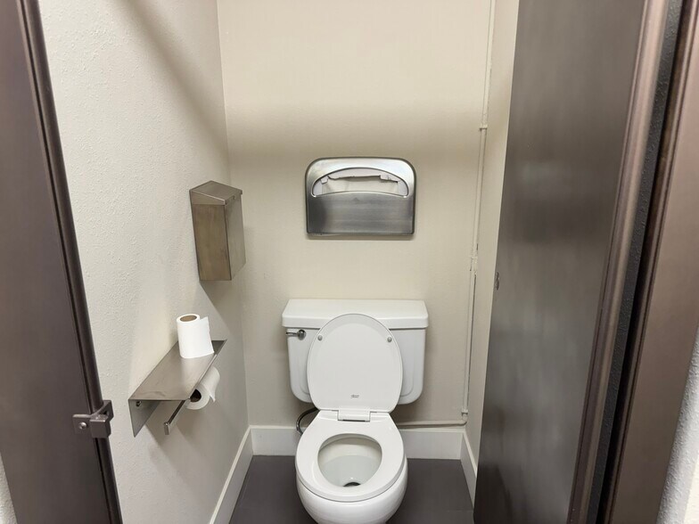 More Photos Of 1300 West St, Redding Office For Lease