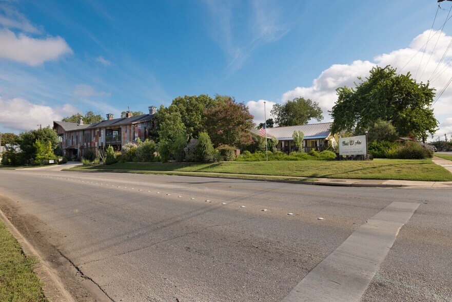 More Photos Of 504 Tivy St, Kerrville Flex For Sale