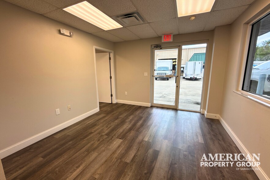 More Photos Of 7117 24th Ct E, Sarasota Warehouse For Lease