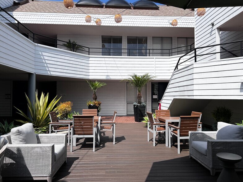 More Photos Of 2200 Pacific Coast Hwy, Hermosa Beach Office For Sale