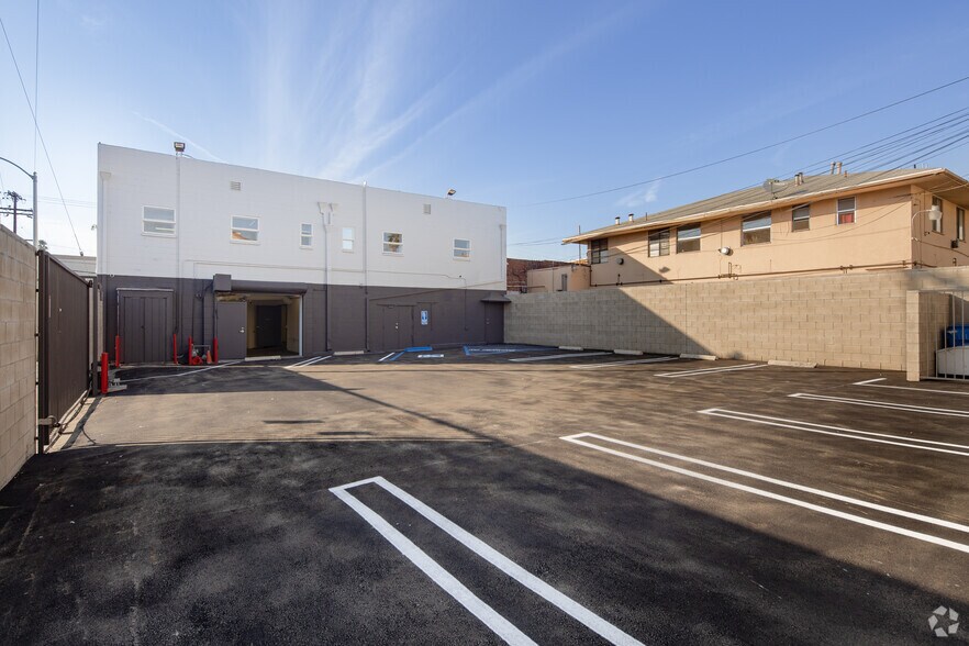 More Photos Of 900 N Western Ave, Los Angeles Showroom For Sale