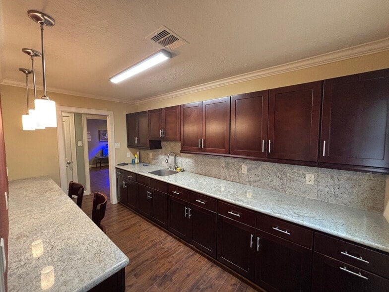 More Photos Of 1707 Bernie Ave, Rosenberg Office For Lease