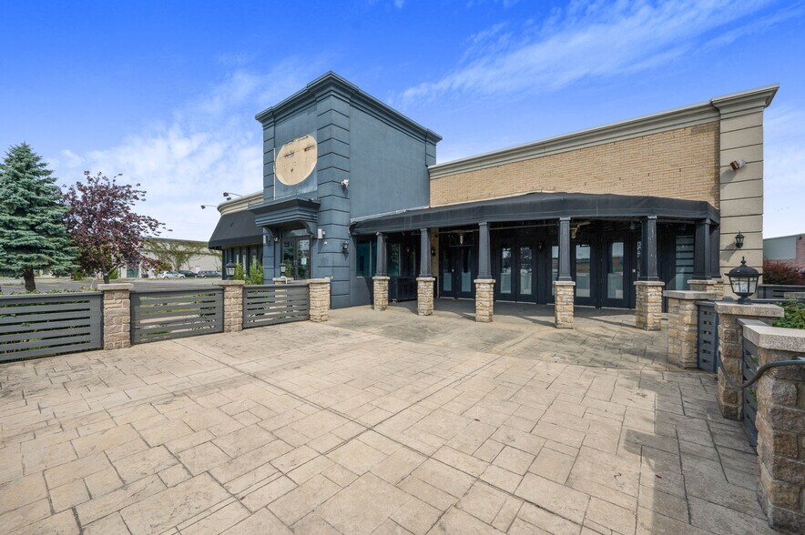 More Photos Of 1165 Rue Volta, Boucherville Restaurant For Lease