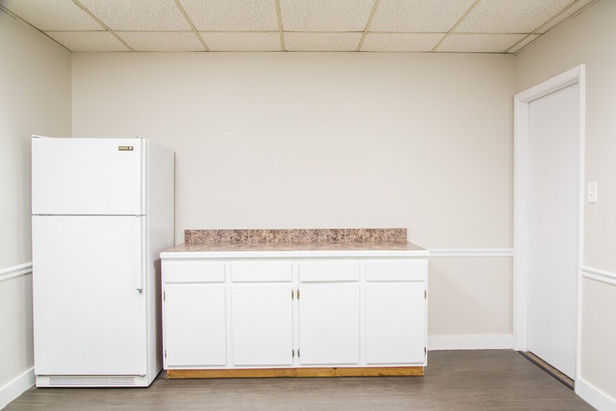 More Photos Of 10308 State Line Rd, Leawood Office For Lease