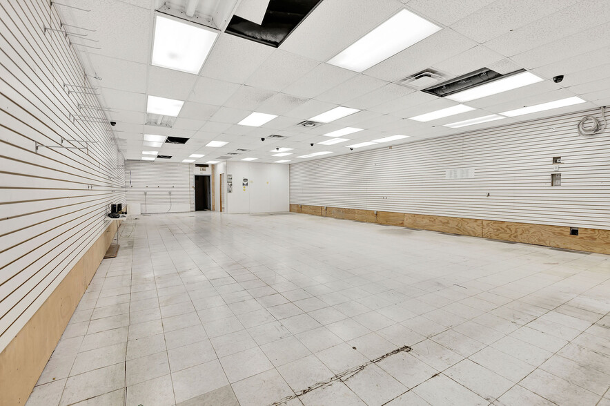 More Photos Of 925 E McMillan St, Cincinnati Storefront For Lease