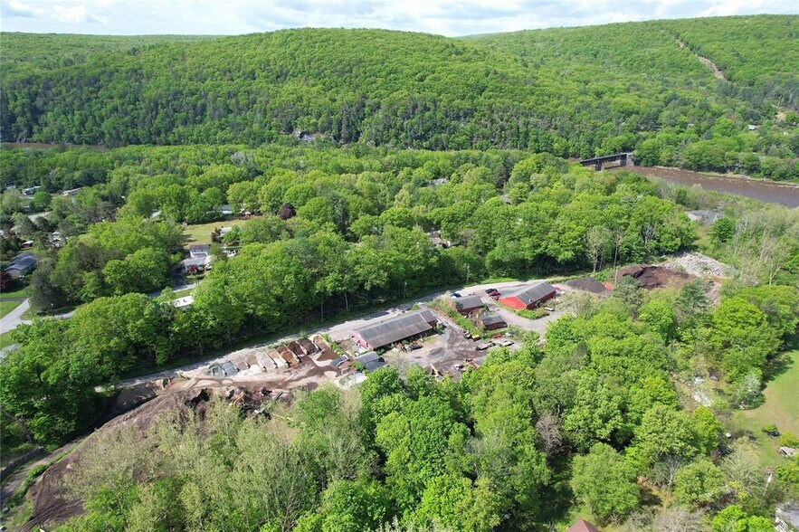 More Photos Of 26 Hook Rd, Sparrow Bush Distribution For Sale