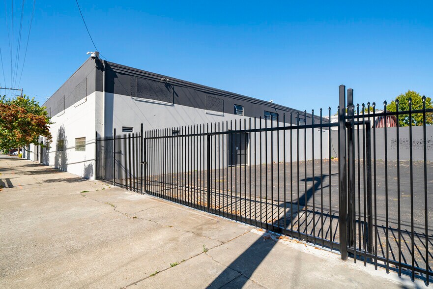 More Photos Of 1680 14th St, Oakland Warehouse For Lease