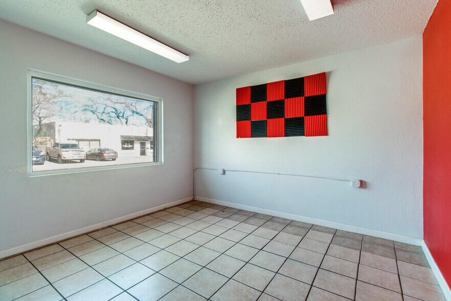 More Photos Of 914 W Commerce St, Dallas Showroom For Lease