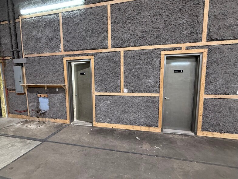 More Photos Of 1539 Covert St, Ridgewood Warehouse For Lease