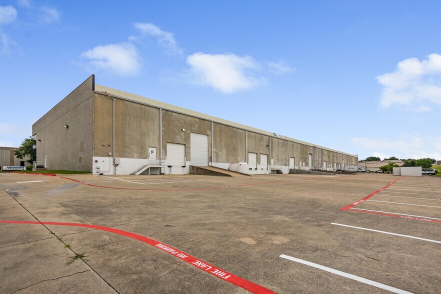 More Photos Of 3000-3080 Story Rd W, Irving Showroom For Lease