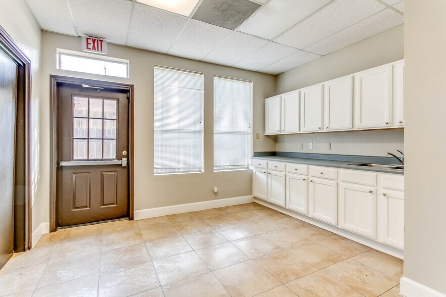 More Photos Of 8627 Cinnamon Creek Dr, San Antonio Office For Sale