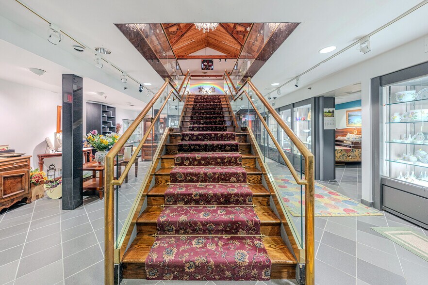 More Photos Of 560 Main St, Fort Lee Freestanding For Sale