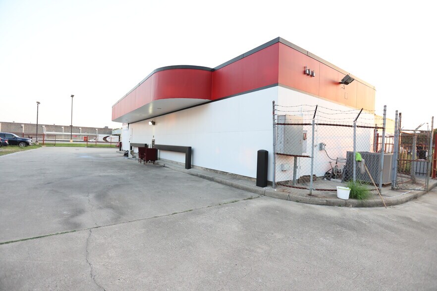 More Photos Of 101 Wells Fargo Dr, Houston Auto Repair For Sale
