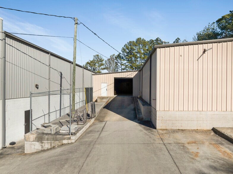 More Photos Of 1868 Buford Hwy, Duluth Warehouse For Lease