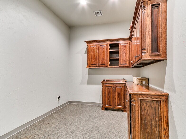 More Photos Of 901-909 Wall St, Norman Office For Sale