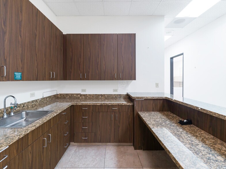 More Photos Of 714 S Peek Rd, Katy Medical For Lease