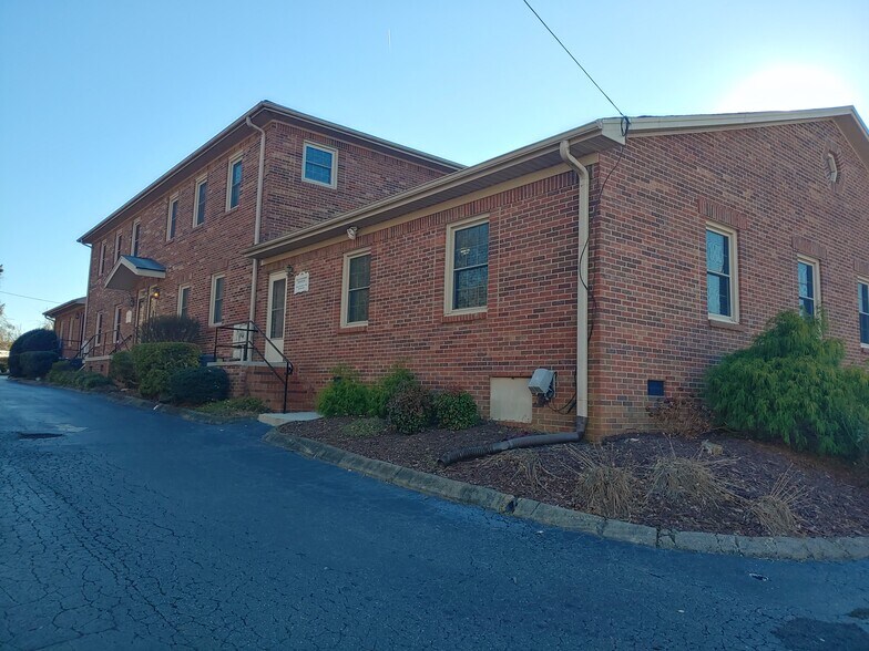 More Photos Of 725 W Main St, Jamestown Office For Lease