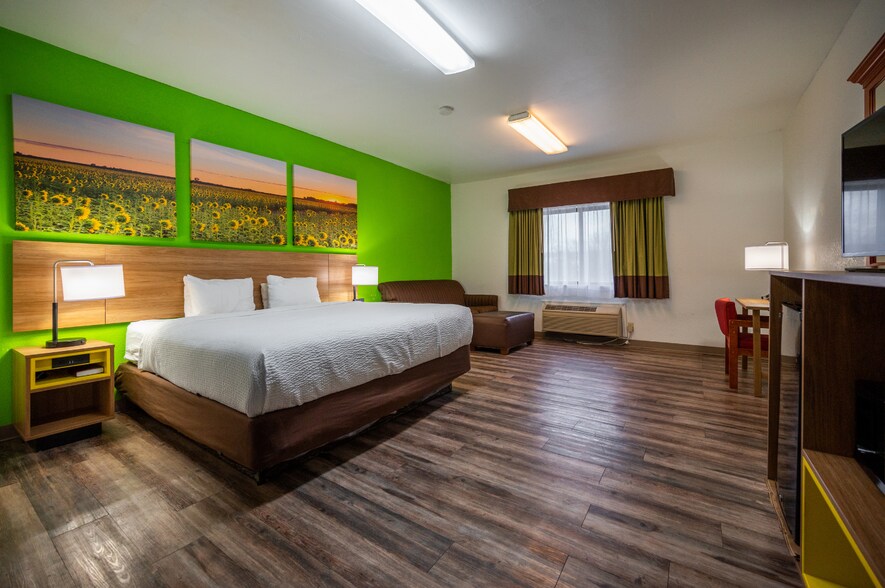 More Photos Of 1510 SW Wanamaker Rd, Topeka Hotel For Sale