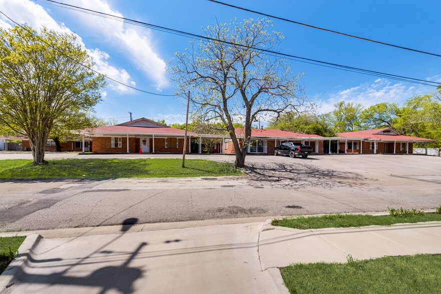 Primary Photo Of 1601 Kennedy St, Bonham Apartments For Sale