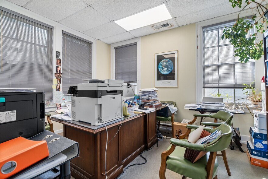More Photos Of 1911 Government St, Mobile Office For Sale