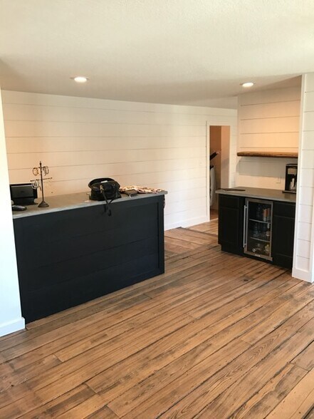 More Photos Of 15026 Center St, Leo-Cedarville Storefront For Lease