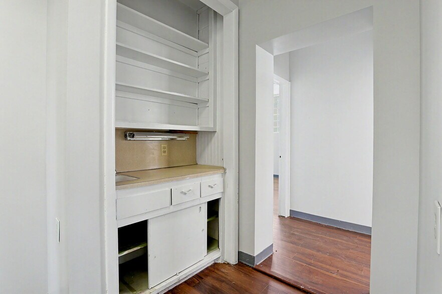 More Photos Of 1601 N State St, Augusta Office For Sale
