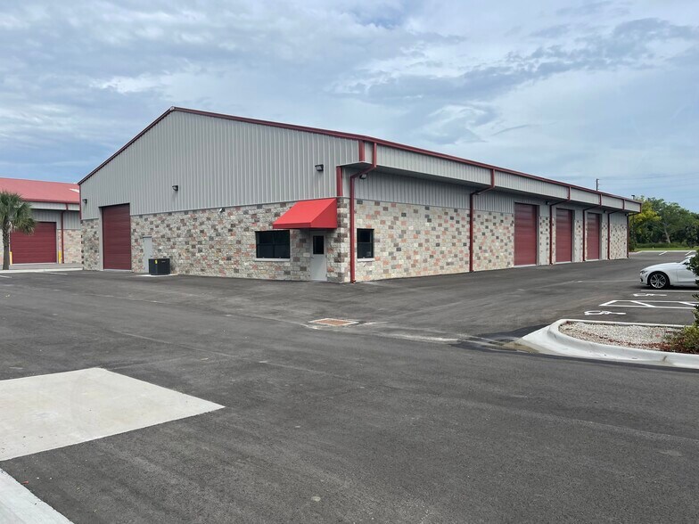 More Photos Of 200 S Hawthorne Ave, Apopka Warehouse For Lease