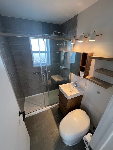 More Photos Of 1685 Av Lacroix, Laval Storefront For Lease