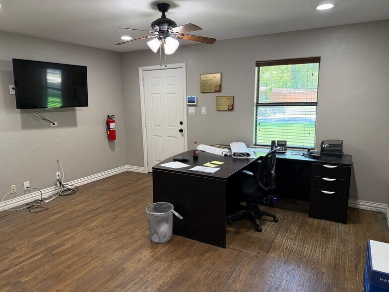 More Photos Of 414 N Kealy Ave, Lewisville Office For Sale