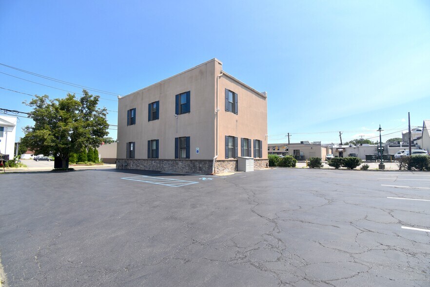 More Photos Of 22 Bayview Ave, Manhasset Office For Sale