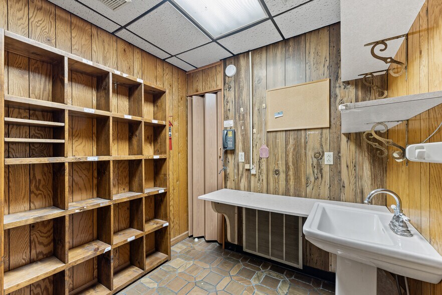 More Photos Of 1302-1306 4th Ave, Huntington Medical For Sale