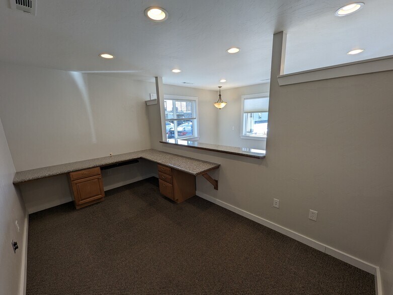 More Photos Of 616 Hemlock St, Brookings Office For Sale