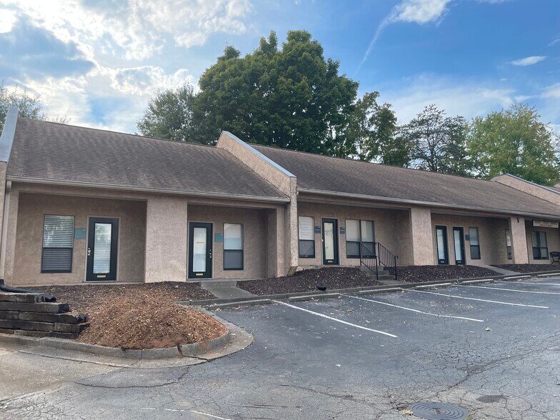 More Photos Of 770 Old Roswell Rd, Roswell Office For Lease