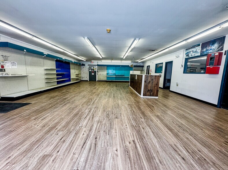 More Photos Of 33 Transport Dr, Bennington Freestanding For Sale