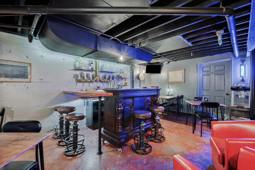 More Photos Of 1335 14th Ave, Longview General Retail For Sale